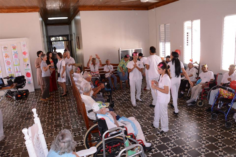 Observación de la actividad grupal organizada y dirigida por estudiantes de Terapia Física de la Pontificia Universidad Católica Madre y Maestra (PUCMM).